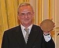 Prof. Dr. Martin Winterkorn mit der Auszeichnung als 'Mann des Jahres 2008' in Paris. Foto: Auto-Reporter/Volkswagen